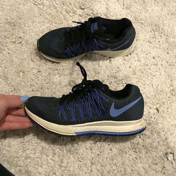 Womens Nike shoes - Picture 3 of 5